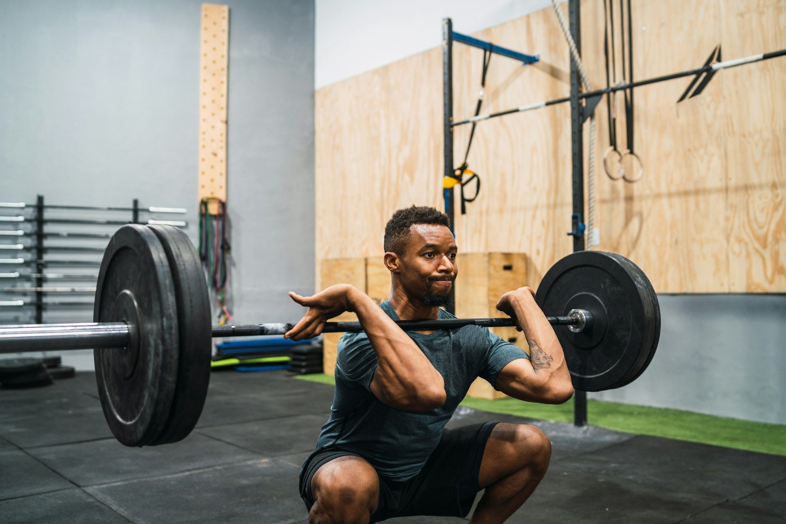 Crossfit athlete doing exercise with a barbell.